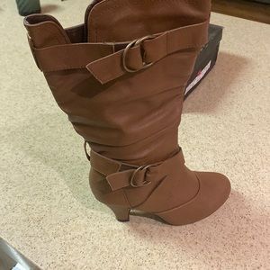 Diva lounge taupe mid boot with heel. Gently worn size 7 1/2. Great condition.
